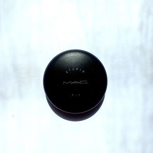 MAC Cosmetics Makeup - MAC Studio Fix Powder NW22 MAC Cosmetics Makeup - MAC Studio Fix Powder NW22